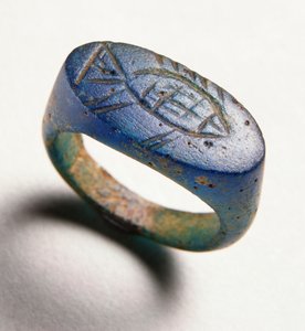 Vingerring met gegraveerde vis (blauw glas)